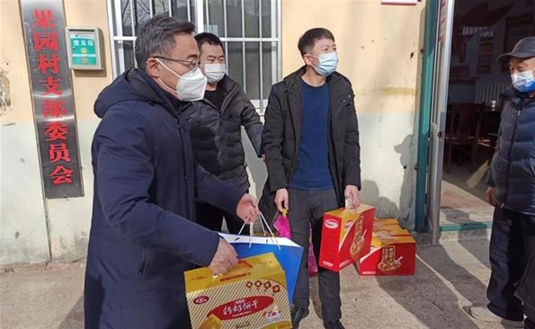 新春慰问暖人心——麻豆成人
到共建社区和联系村走访慰问