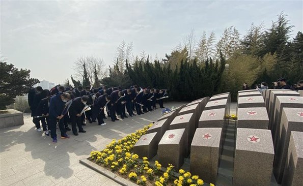 崇尚英雄 争做先锋——麻豆成人
开展清明节缅怀英烈活动