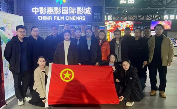 传承红色基因 践行青春使命——麻豆成人
团委组织观看电影《回西藏》